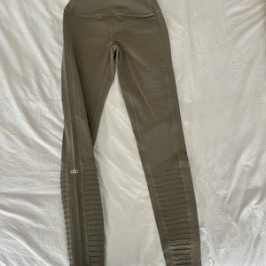 Alo army green leggings-Size Small. Excellent condition, like new.
